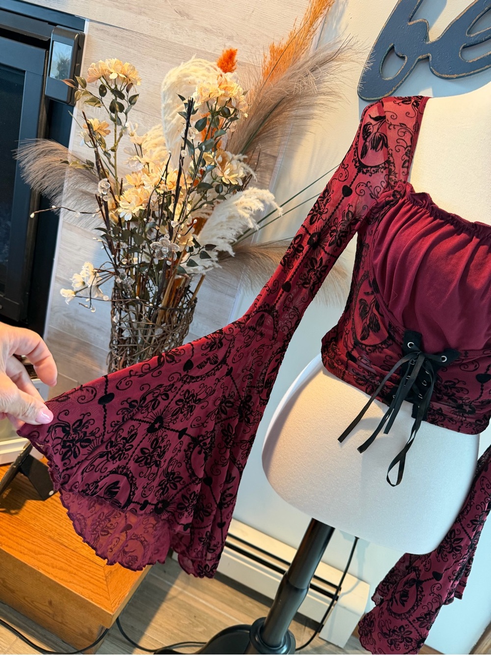 20. Romwe Flocked Mesh Sheer
Dramatic Flare Bell
Sleeve Corset Lace-Up
Ruched - Picture 3 of 8